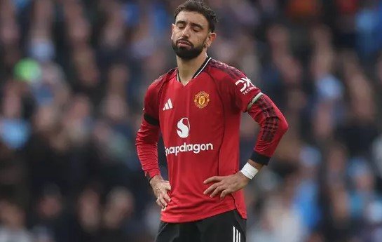Bruno Fernandes critica el mal control del Manchester United durante la derrota en el derbi